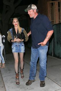 Gwen Stefani feet photo thumbnail
