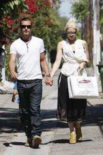 Gwen Stefani feet photo thumbnail