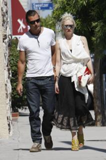 Gwen Stefani feet photo thumbnail