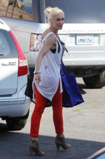 Gwen Stefani feet photo thumbnail