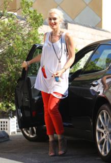 Gwen Stefani feet photo thumbnail