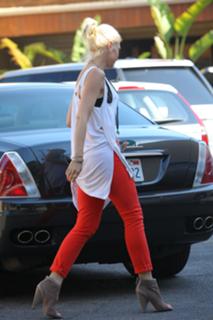 Gwen Stefani feet photo thumbnail