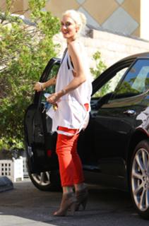 Gwen Stefani feet photo thumbnail