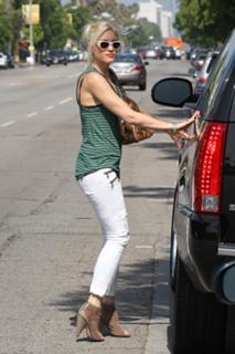 Gwen Stefani feet photo thumbnail