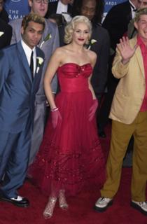 Gwen Stefani feet photo thumbnail