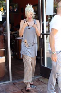 Gwen Stefani feet photo thumbnail