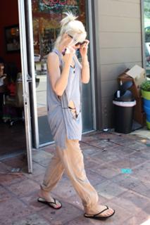 Gwen Stefani feet photo thumbnail