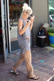 Gwen Stefani feet photo thumbnail