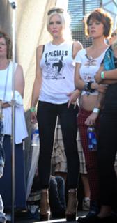 Gwen Stefani feet photo thumbnail