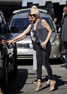 Gwen Stefani feet photo thumbnail