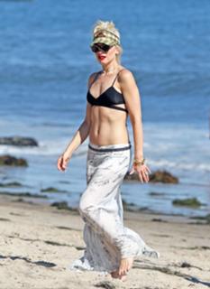 Gwen Stefani feet photo thumbnail
