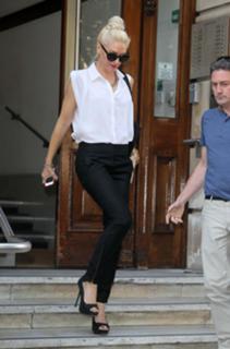 Gwen Stefani feet photo thumbnail