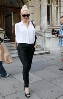 Gwen Stefani feet photo thumbnail