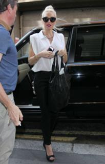 Gwen Stefani feet photo thumbnail