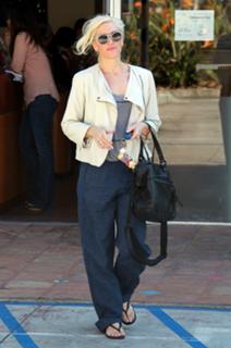 Gwen Stefani feet photo thumbnail