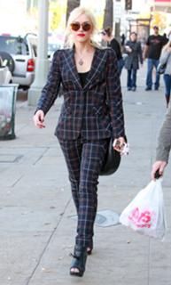 Gwen Stefani feet photo thumbnail