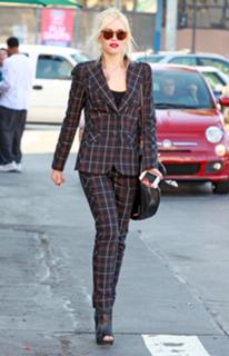 Gwen Stefani feet photo thumbnail