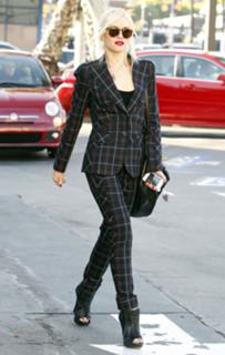 Gwen Stefani feet photo thumbnail