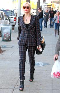 Gwen Stefani feet photo thumbnail