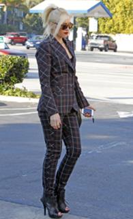 Gwen Stefani feet photo thumbnail