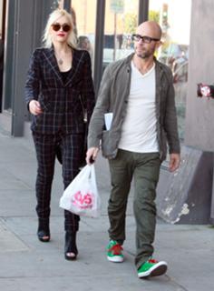 Gwen Stefani feet photo thumbnail