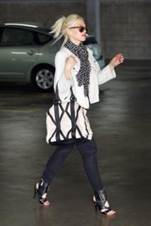 Gwen Stefani feet photo thumbnail