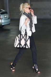 Gwen Stefani feet photo thumbnail