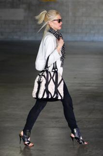 Gwen Stefani feet photo thumbnail