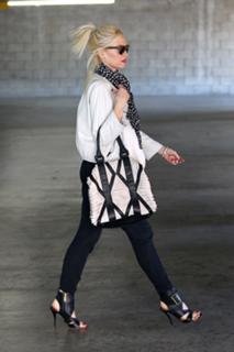 Gwen Stefani feet photo thumbnail