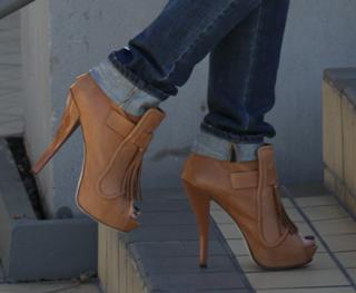 Gwen Stefani feet photo thumbnail