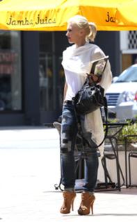 Gwen Stefani feet photo thumbnail