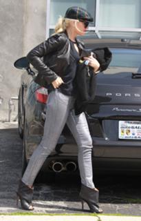 Gwen Stefani feet photo thumbnail