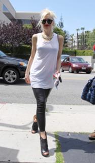 Gwen Stefani feet photo thumbnail