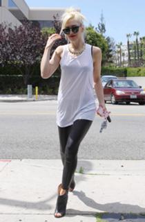 Gwen Stefani feet photo thumbnail