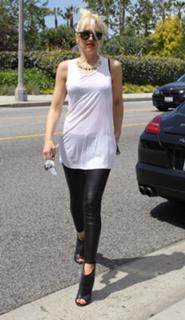 Gwen Stefani feet photo thumbnail