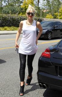 Gwen Stefani feet photo thumbnail