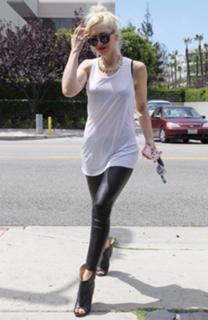 Gwen Stefani feet photo thumbnail