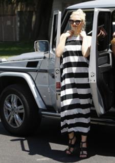 Gwen Stefani feet photo thumbnail