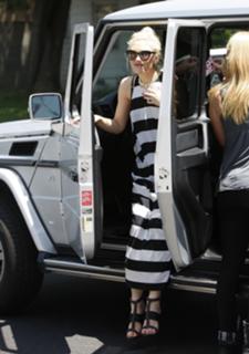 Gwen Stefani feet photo thumbnail