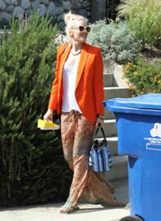 Gwen Stefani feet photo thumbnail