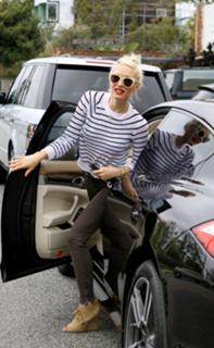 Gwen Stefani feet photo thumbnail