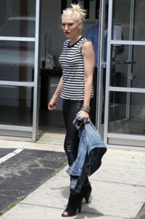 Gwen Stefani feet photo thumbnail