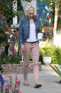 Gwen Stefani feet photo thumbnail