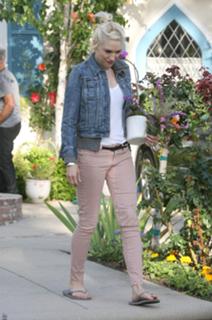 Gwen Stefani feet photo thumbnail