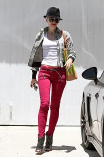 Gwen Stefani feet photo thumbnail