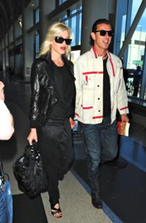 Gwen Stefani feet photo thumbnail