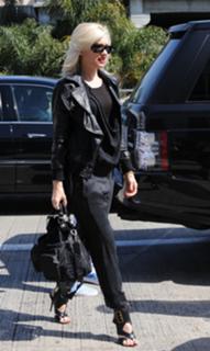 Gwen Stefani feet photo thumbnail