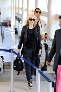 Gwen Stefani feet photo thumbnail