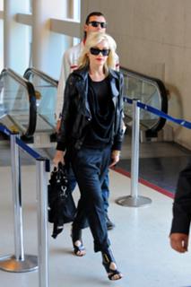 Gwen Stefani feet photo thumbnail