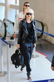 Gwen Stefani feet photo thumbnail